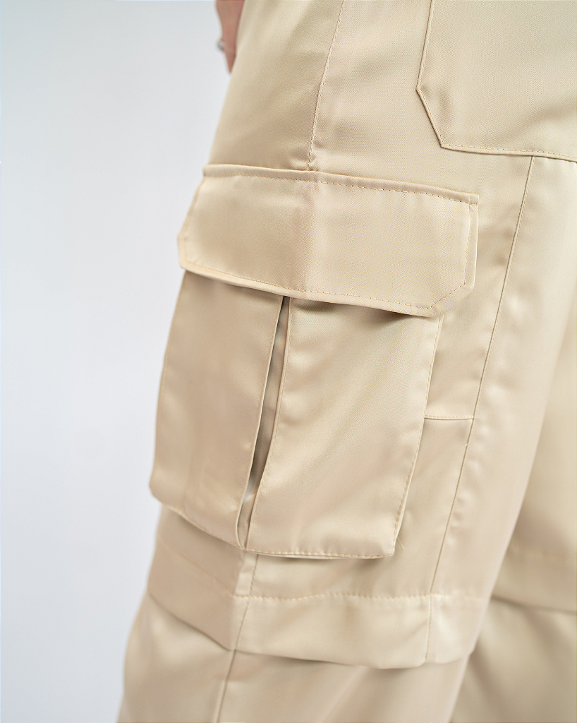 Calça satin cargo bege